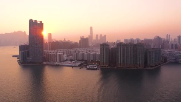 香港航空V21空飛ぶ九龍湾の街並夕日の景色 2月2017 — ストック動画