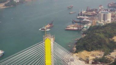 Hong Kong Havacılık v34 Ting Kau Köprüsü ve trafik sineması etrafında alçaktan uçuyor.