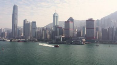 Victoria Limanı üzerinde alçaktan uçan Hong Kong Havacılık v38 Şehir manzaralı pansiyon - Şubat 2017