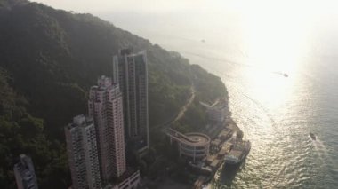 Hong Kong Havayolları v46 Batı Terminal İstasyonu 'na doğru uçuyor.