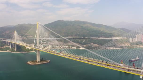 Χονγκ Κονγκ Aerial V33 Flying Low Bisdes Ting Kau Bridge — Αρχείο Βίντεο