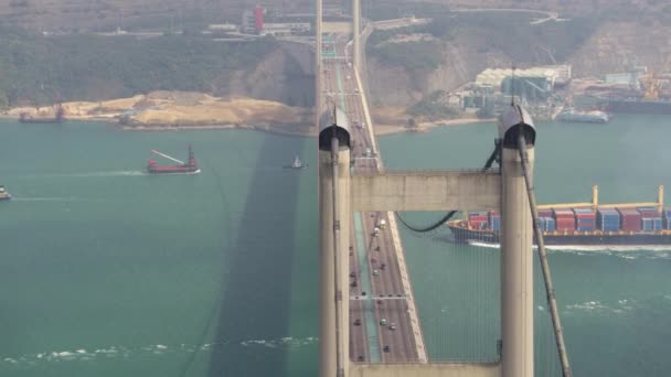 Hongkong Aerial V35 Flyger Lågt Runt Tsing Bridge Med Lastfartyg — Stockvideo
