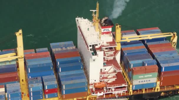 Hong Kong Aerial V36 Flying Low Large Cargo Ship Cineflex — Videoclip de stoc