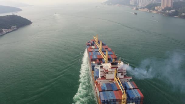 Hong Kong Hava Aracı V37 Büyük Kargo Gemisinin Etrafında Alçaktan — Stok video