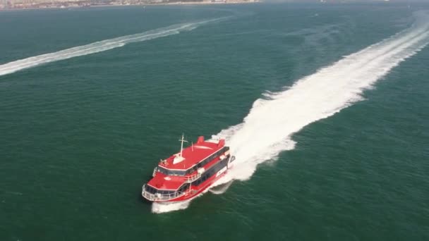 Hong Kong Aerial V39 Volando Bajo Alrededor Pequeño Ferry Rápido — Vídeos de Stock