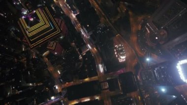 Hong Kong Havacılık v52 dikey kuş bakışı gece Central District üzerinde uçuyor - Şubat 2017