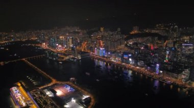 Hong Kong Havacılık v85 Kowloon Körfezi üzerinde gece yolculuk terminali ve şehir manzarası ile uçuyor - Şubat 2017