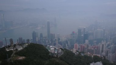 Hong Kong Havacılık v87 Victoria Tepesi 'nin etrafında puslu şehir manzarasıyla uçuyor - Şubat 2017