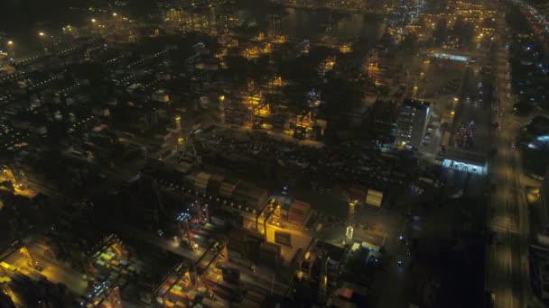香港航空 2017年2月24日夜间鸟瞰低空飞越造船厂码头 — 图库视频影像