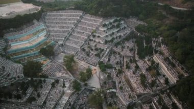 Hong Kong Havacılık v102 Birdeye Manzarası St Raphael Mezarlığı üzerinde alçaktan uçuyor - Şubat 2017