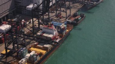 Hong Kong Havacılık v104 Yakından kuşbakışı geniş kargo gemileri boyunca alçaktan uçuyor - Şubat 2017