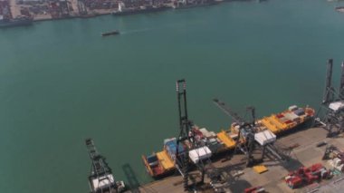 Hong Kong Havalimanı v103 Büyük kargo gemisinin üzerinde uçuyor ve dikey olarak iniyor - Şubat 2017