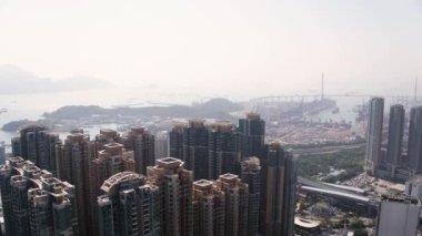 Hong Kong Havacılık v110 Liberte apartmanı etrafında alçaktan uçuyor şehir manzaralı kompleks binalar - Şubat 2017