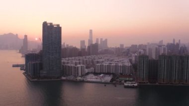 Hong Kong Havacılık v121 Kowloon Körfezi üzerinde alçaktan uçuyor. Şehir manzarası günbatımı manzarası - Şubat 2017