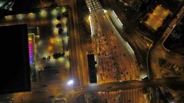 Hong Kong Havayolları v127 Cross Harbour Tüneli girişinde uçuyor ve gece dikey olarak aşağı bakıyor - Şubat 2017