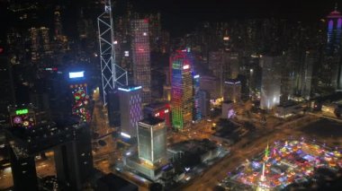 Hong Kong Havacılık v132 Merkez Bölgesi 'ndeki gökdelenlerin etrafında gece alçaktan uçuyor - Şubat 2017