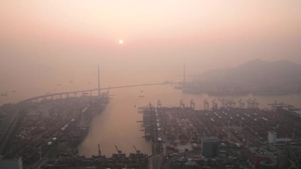 香港航空V101は 2017年2月 日没時に造船所の景色を望むライチーコックエリアを飛んでいます — ストック動画