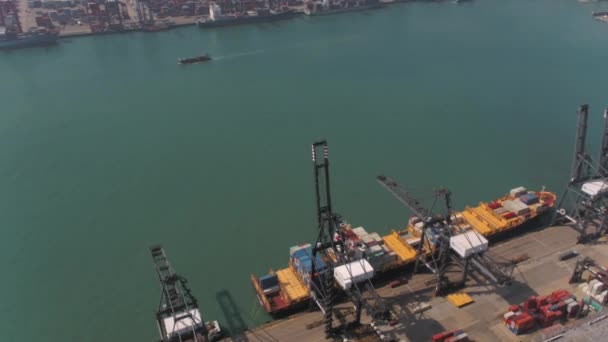 香港航空103号班机在大型货船上和周围盘旋垂直降落 2017年2月 — 图库视频影像