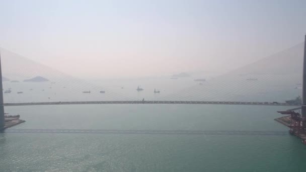 香港航空V105便がストーンカッターズ橋を越えて海へ 2月2017 — ストック動画