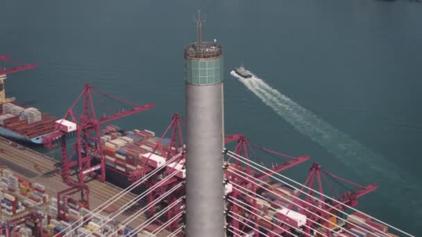 香港航空V106造船所の景色を望むストーンカッターズ橋ポールタワーの周りを飛ぶクローズアップバードスアイ 2月2017 — ストック動画