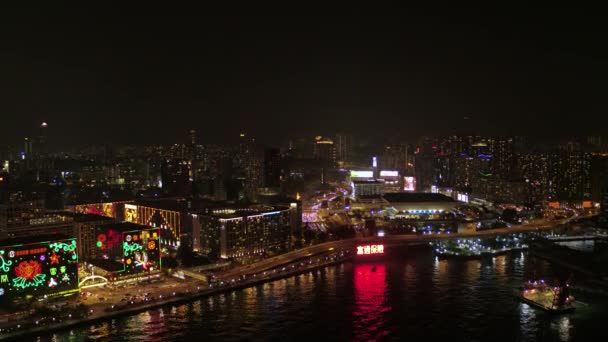 香港航空V126便が九龍湾を越えてクロスハーバートンネルの入り口に向かって夜間に着陸 2月2017 — ストック動画