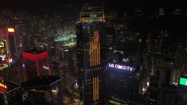 Hong Kong Aerial V131 Fliegt Nachts Tief Wolkenkratzer Der Innenstadt — Stockvideo