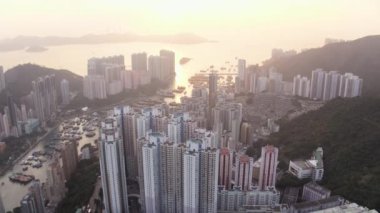 Hong Kong Havacılık v153 Aberdeen bölgesinin üzerinde uçuyor gün batımında şehir manzarası görüntüleriyle dönüyor - Şubat 2017