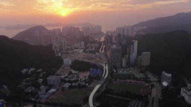 Hong Kong Havayolları v156 Wong Chuk Hang üzerinde gün batımında Aberdeen 'e doğru uçuyor - Şubat 2017