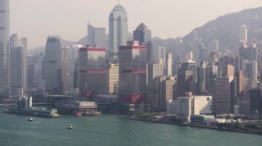 Hong Kong Havayolları v172 Sheung Wan bölgesi boyunca alçaktan uçuyor şehir manzaralı - Şubat 2017