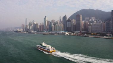 Hong Kong Havacılık v183 Victoria Limanı 'nda alçaktan uçuyor şehir manzaralı terminale doğru gidiyor - Şubat 2017