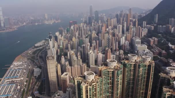 Hong Kong Air V175 Літає Над Condominium Complex Panning Cityscape — стокове відео