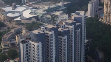 Hong Kong Havacılık V186 Kapalı Kuşbakışı, Şubat 2017 'de apartman kompleksi etrafında alçaktan uçuyor.