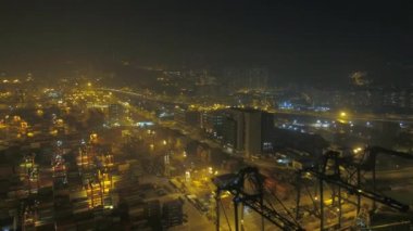 Hong Kong Hava Limanı V198 Büyük tersane üzerinde alçaktan uçuyor Gece - Şubat 2017