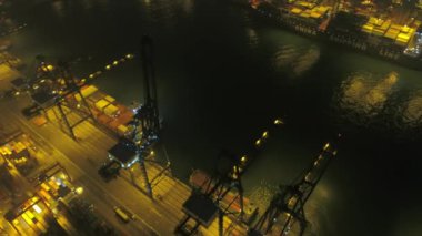 Hong Kong Havacılık v197 Gece büyük tersane üzerinde alçaktan uçuyor - Şubat 2017