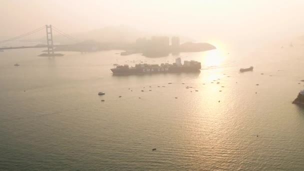 香港航空V199便2017年2月 日没時に通過する大型貨物船への低飛行 — ストック動画