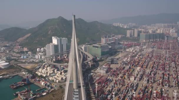 香港航空第202号航班飞越昂船洲大桥及撑杆塔降落 2017年2月 — 图库视频影像
