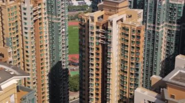Hong Kong Havacılık v204 Kapalı Kuşbakışı, apartman kompleksi binaları etrafında alçaktan uçuyor - Şubat 2017