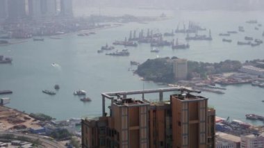 Hong Kong Havacılık v207 New Kowloon bölgesinde lüks bir çatı katı dairesi etrafında uçan yakın çekim - Şubat 2017