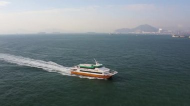 Hong Kong Havayolları 'nın V222' si Şubat 2017 'de şehre giden küçük hızlı feribotun etrafında alçaktan uçuyor.