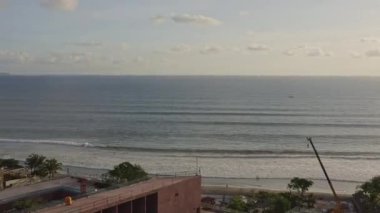 Bali Endonezya Havacılık V3 plaja doğru yöneldi ve sahil kulüplerinin etrafında dolandı - Nisan 2019