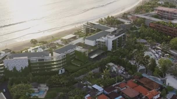 Bali Indonezia Aerial Birdseye Panning Vedere Clubul Plajă Alila Aprilie — Videoclip de stoc