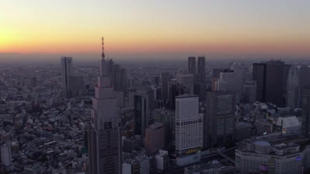 Tokyo Japan Aerial V16 Vuelo Bajo Alrededor Torre Del Reloj — Vídeo de stock