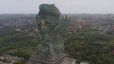 Güney Kuta 'daki Patung Garuda Wisnu Kencana heykelinin etrafında Bali Endonezya Hava V22 Panning