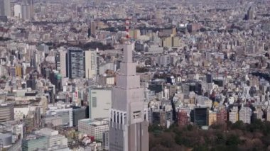 Tokyo Japon Havayolları v2 Shinjuku şehir manzaralı NTT Docomo saat kulesinin etrafında uçuyor - Şubat 2017