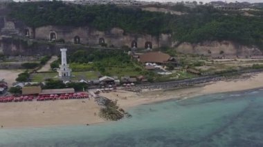 Bali Endonezya Hava Aracı Pantai Pandawa Sahili 'nden uzaklaşıyor Güney Kuta kıyısı boyunca manzaralı - Nisan 2019