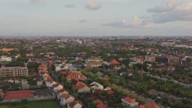 Bali Endonezya Hava Aracı V11 Kuzey Kuta üzerinden çatı havuzuna doğru ilerliyor - Nisan 2019