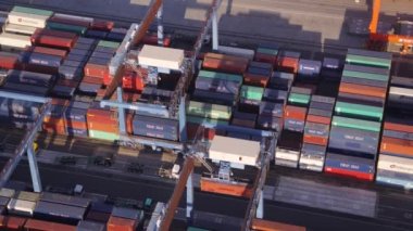 Tokyo Japon Hava Yolları v40 Yakından kuşbakışı tersane bölgesinde alçaktan uçuyor - Şubat 2017