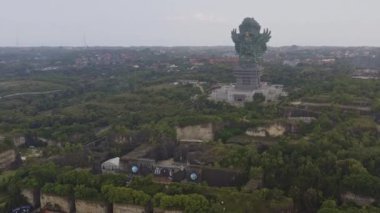 Bali Endonezya Hava V23 Panning ve daha sonra Güney Kuta 'daki Patung Garuda Wisnu Kencana Kültür Parkı - Nisan 2019