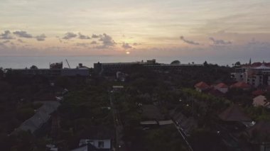 Endonezya Hava Aracı v12 Gün batımında sahile doğru alçaktan uçuyor - Nisan 2019