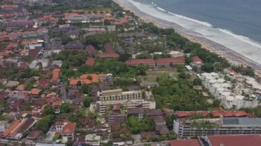 Bali Endonezya Hava Aracı güneye doğru ilerliyor Legian plajı, Kuta ve kıyı şeridine bakıyor - Nisan 2019